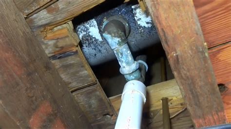 Why Your Shower Is Leaking Water Into Your Basement (& What。